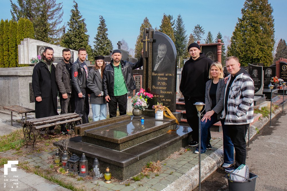 День театру, цвинтар