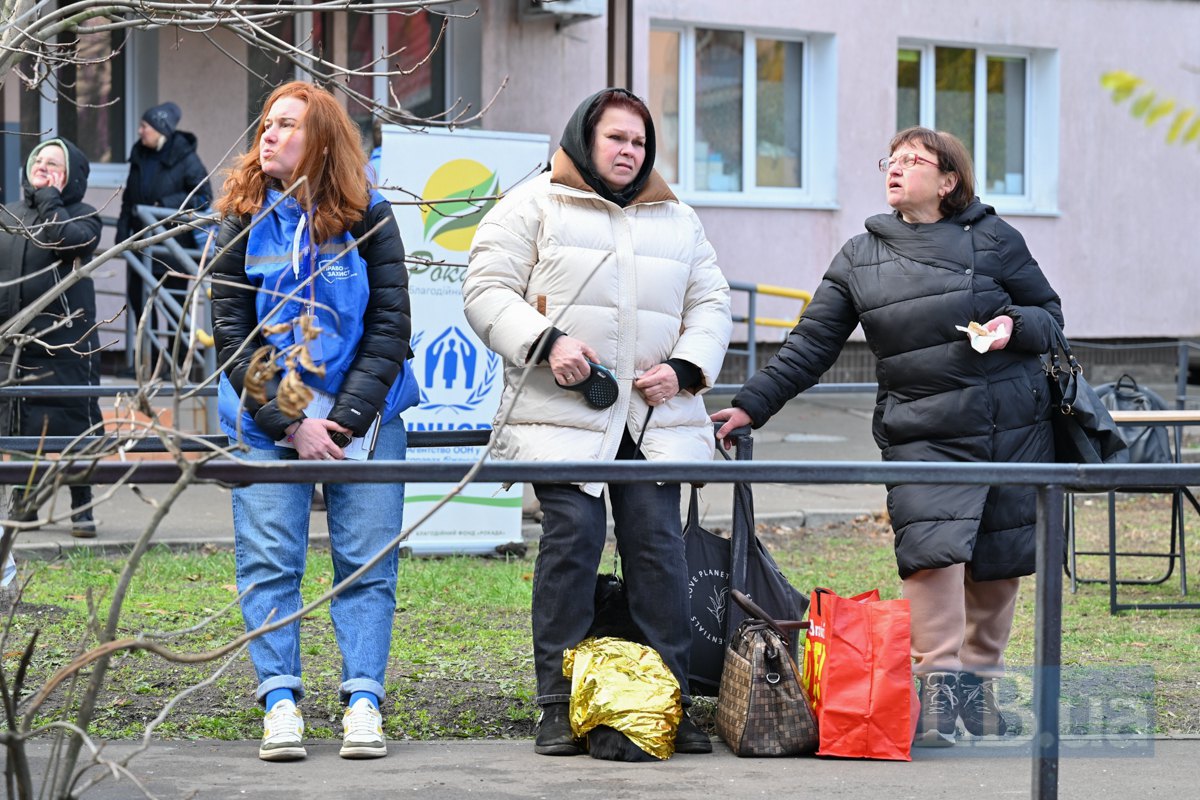 На місці обстрілу Деснянського району Києва після нічної атаки РФ, 14 листопада 2025