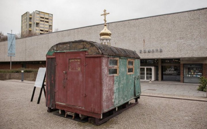 Саша Курмаз створив для виставки в Німеччині інсталяцію про Російську церкву