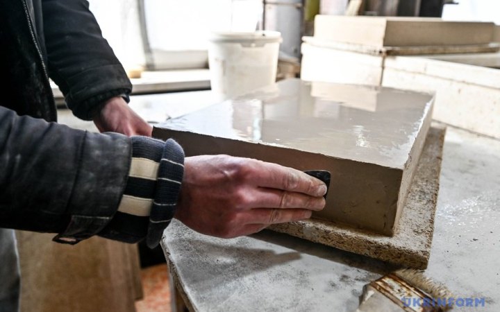 Для реконструкції одного будинку у Запоріжжі відновили виробництво плитки, яка вироблялася близько 70 років тому