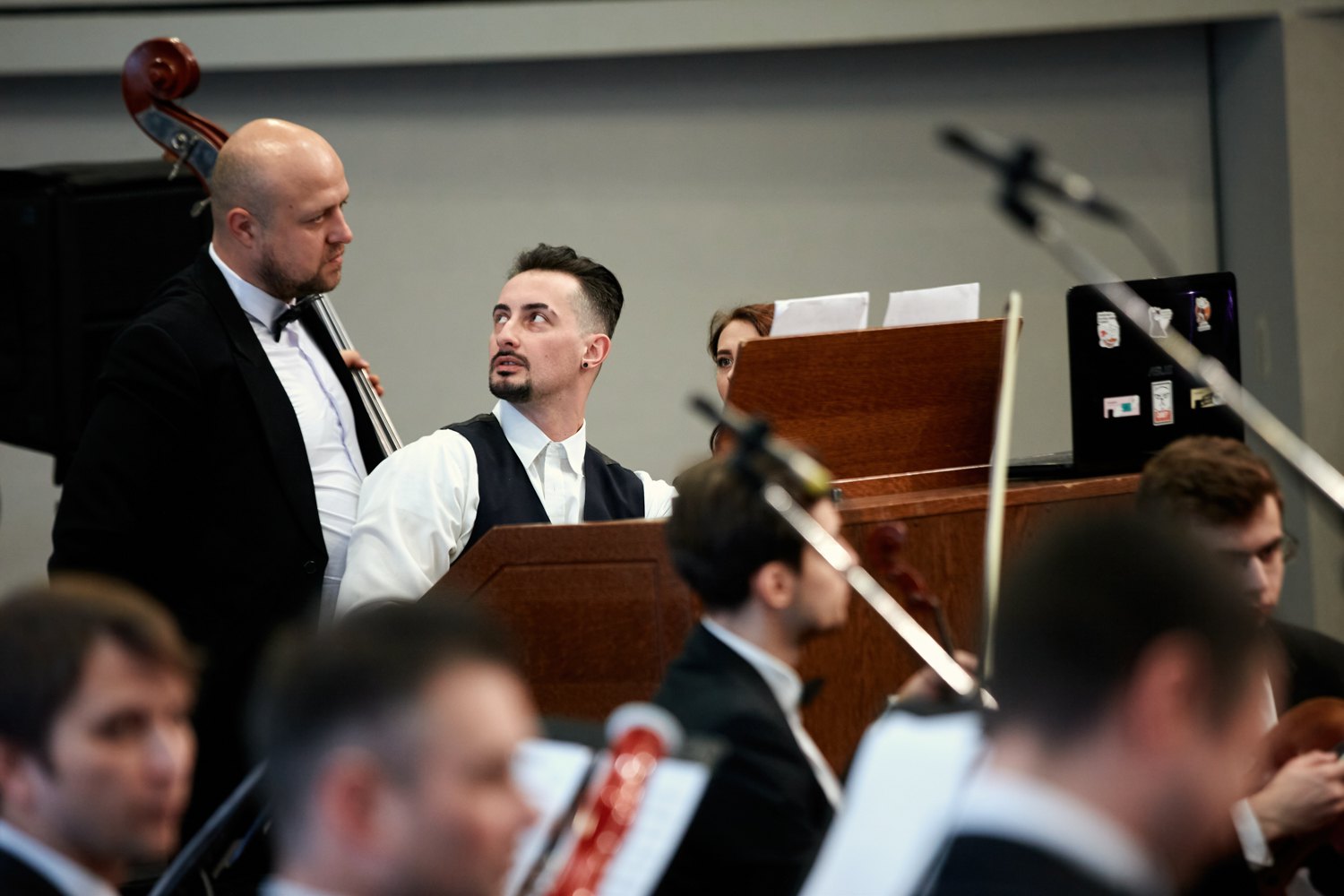 Євгеній Жаку (в центрі) - композитор, органіст, головний аранжувальник (оркестратор) проєкту 'Ода стійкості'