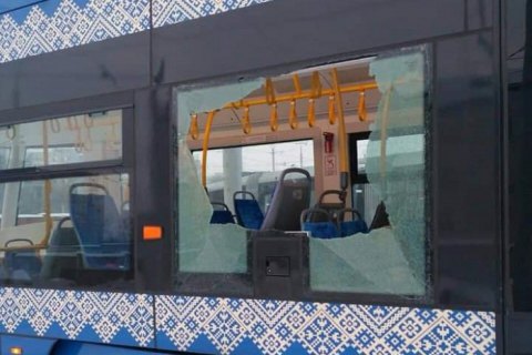 Подростки разбили окно в вагоне скоростного трамвая в Киеве