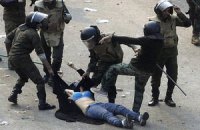 ВИДЕО избиения египтянки на площади Тахрир встревожило ООН и Хиллари Клинтон