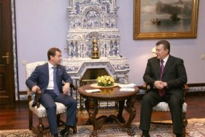 У Азарова своя версия встречи Януковича с Медведевым: формула "3+1"