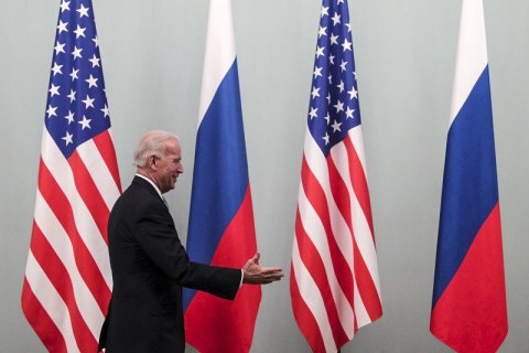 США хотят отговорить Путина от нападения путем дипломатии, но рассматривают и жесткие санкции, – NYT
