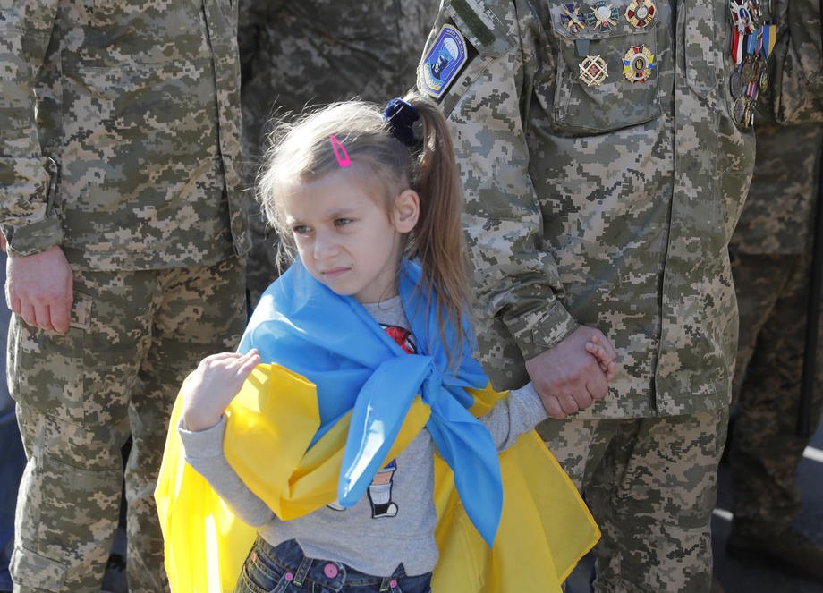 Дівчинка з військовослужбовцем ЗСУ.
