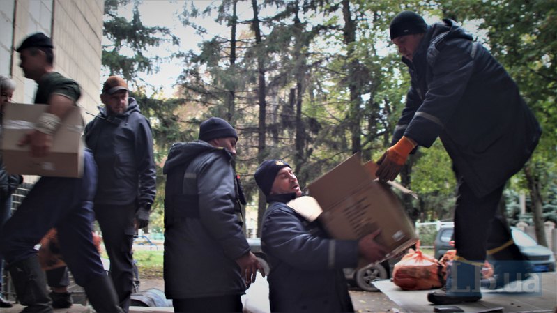 Рятувальники ДСНС допомагають розвантажувати гуманітарну допомогу.