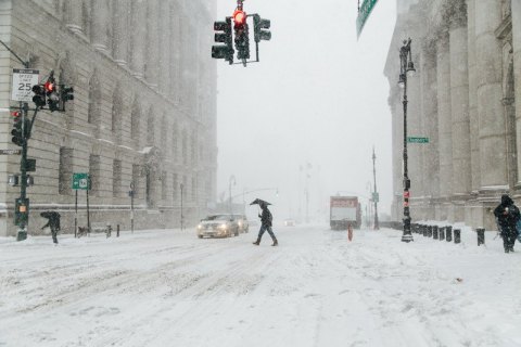 В Нью-Йорке из-за сильного снегопада закрыты все школы