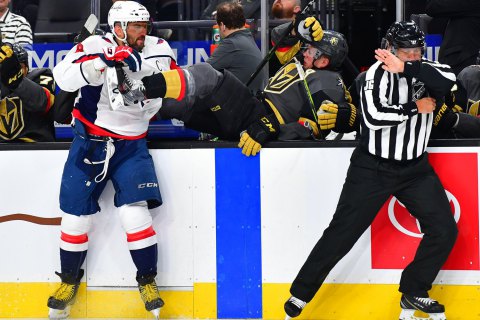 У матчі НХЛ хокеїст викинув суперника за борт силовим прийомом