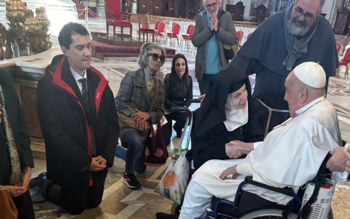 Папа Франциск уперше з’явився на публіці після тривалої хвороби