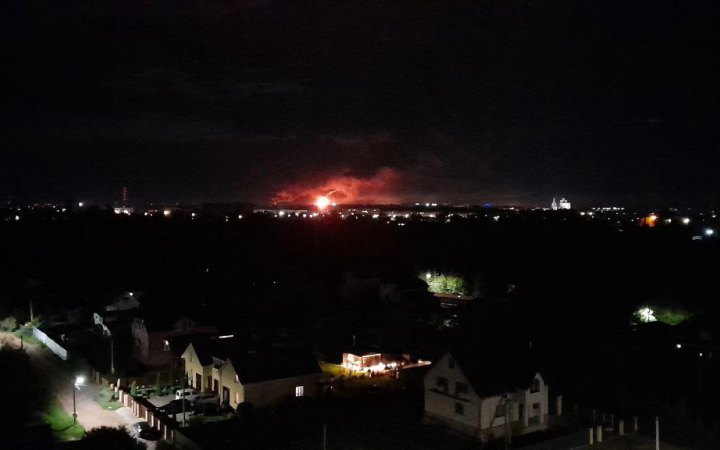 В районі аеропорту у російському Пскові пролунали вибухи 