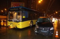ДТП в Киеве: Volkswagen Touran не пропустил троллейбус