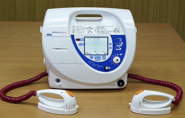 Дефібрилятор - невеликий апарат, призначений для надання екстреної допомоги при раптовій зупинці серця. У випадках, коли між
життям і смертю всього лише п'ять хвилин, врятувати людину за допомогою цього апарату може будь ближній - не обов'язково лікар