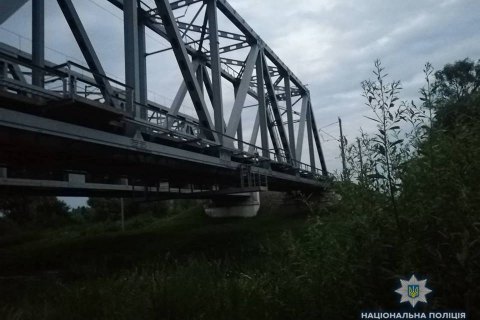 У Баришівці підліток загинув при спробі зробити селфі на залізничному мосту