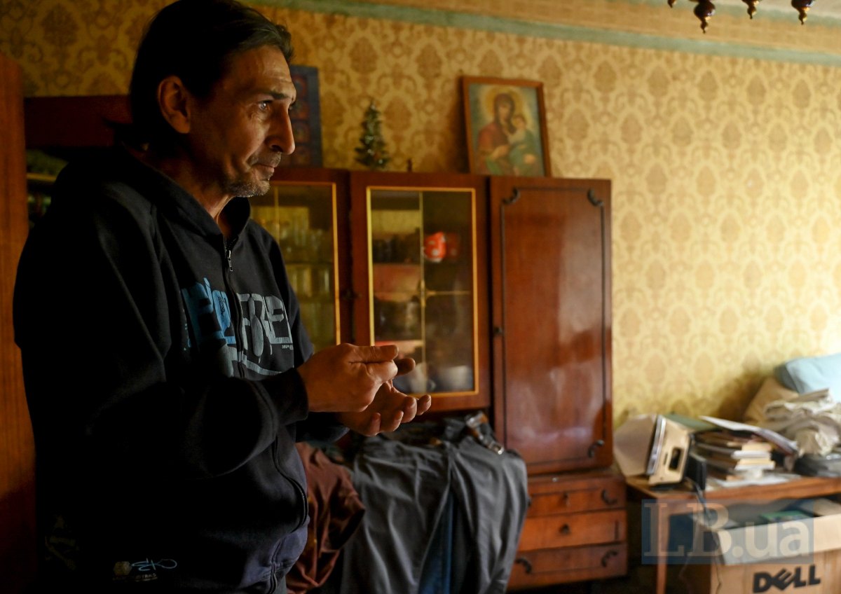 Олег у своїй понівеченій квартирі