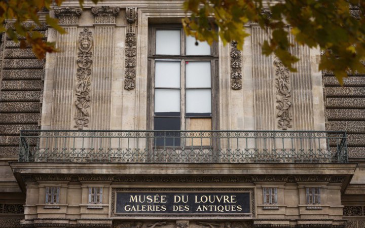 Поліція заарештувала ще п'ятьох підозрюваних у причетності до пограбування Лувру