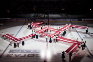 В Риге перед хоккейным матчем развернули свастику из флагов Латвии