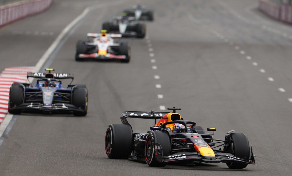 Гран-прі Азербайжану. Макс Ферстаппен очолює пелетон