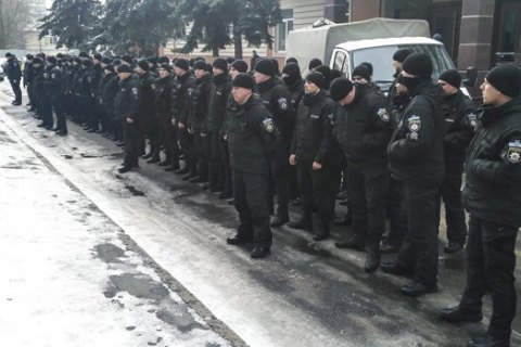 Полицейские с "немым укором" постояли возле Шевченковского суда