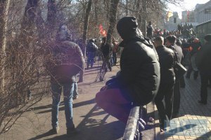 Вечером "титушки" выйдут на улицу с автоматами Калашникова в одежде самообороны Майдана, - депутат