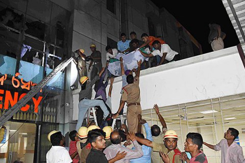 Из-за давки на ж/д станции в Индии погибли 22 человека