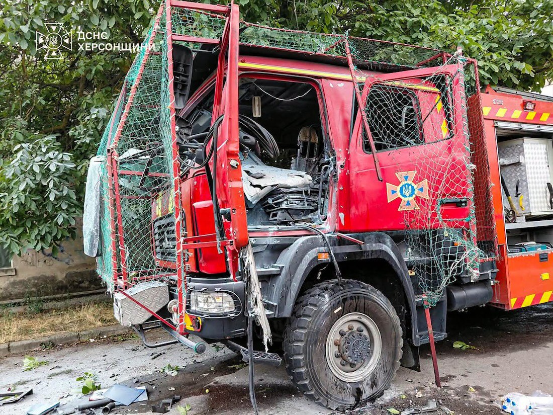 Росія атакувала дроном авто рятувальників у Херсоні