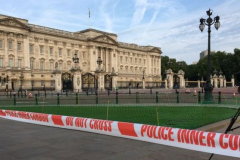 Мужчина с мечом напал на полицейских у Букингемского дворца в Лондоне