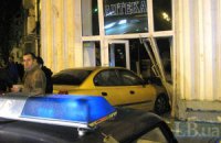 В Киеве Mercedes влетел в витрину аптеки