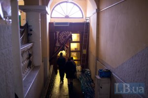 Майдановцы покидают Октябрьский дворец