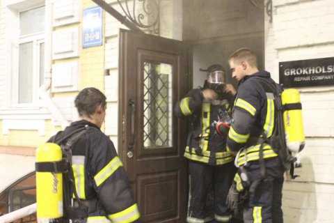 Спасатели эвакуировали 20 жильцов из-за пожара в подвале дома в центре Киева