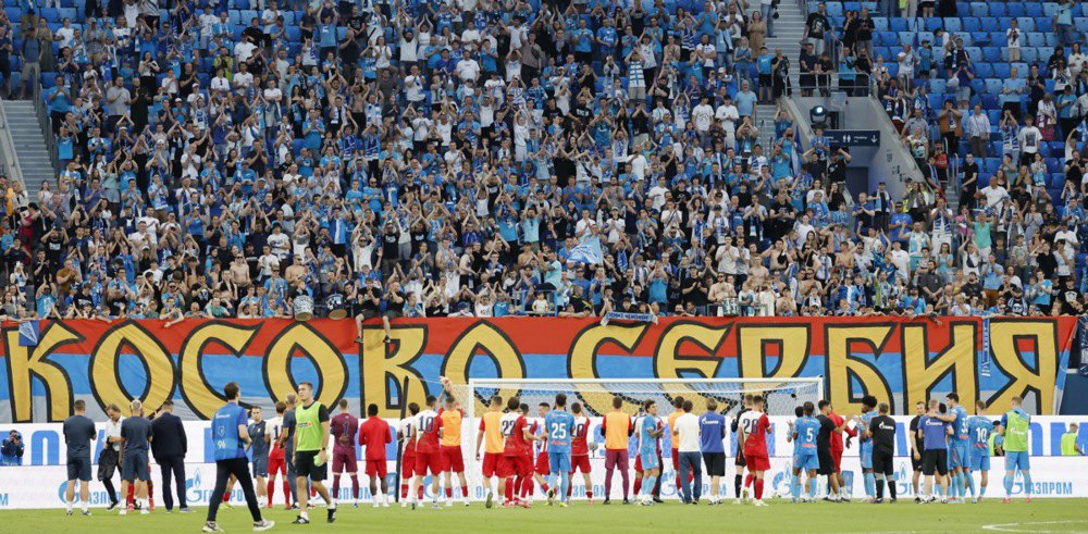 Напис «Косово, Сербія» під час товариського футбольного матчу між ФК «Зеніт» та ФК «Войводина» в
Санкт-Петербурзі, 13 липня 2025 року.