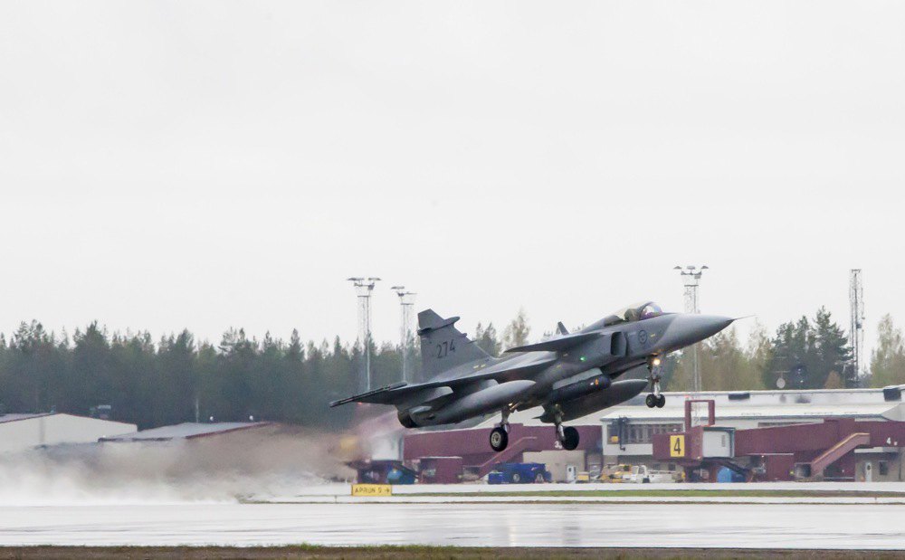  Шведський винищувач JAS Gripen злітає в аеропорту Каллакс 26 травня 2015 року під час навчань Arctic Challenge.