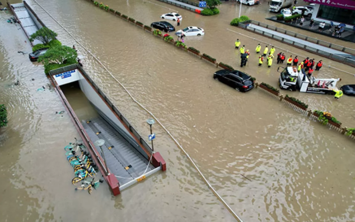 Через повені у Китаї загинули дві людини, тисячі евакуювалися