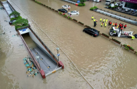 Через повені у Китаї загинули дві людини, тисячі евакуювалися