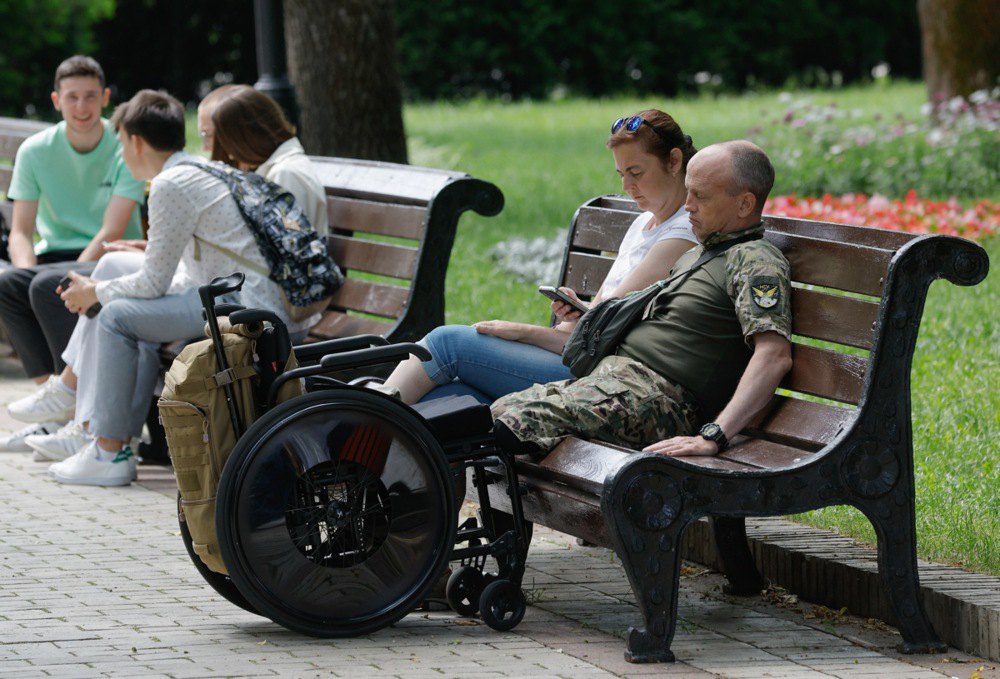 Родина ветерана в парку в Києві, 29 травня 2024 року.