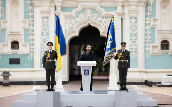 "Україна – це вибір, який щодня роблять наші люди": вітання Президента із Днем Конституції