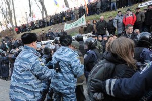Под Кабмином протестуют 300 чернобыльцев