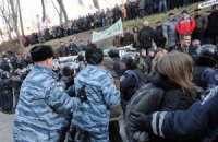 Под Кабмином протестуют 300 чернобыльцев