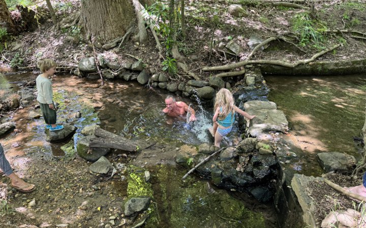 Міністр охорони здоров'я США разом з онуками скупався в озері з фекаліями 