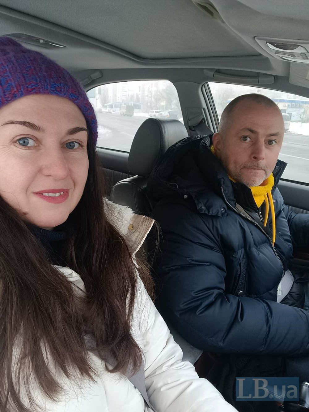 голова Деснянської РДА Максим Бахматов і журналістка <i>LB.ua</i> Леся Падалка спілкуються дорогою на нараду в КМДА