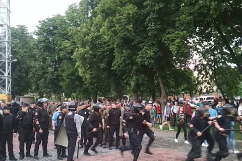 На футбольном матче в Черкассах ультрас подрались с полицией