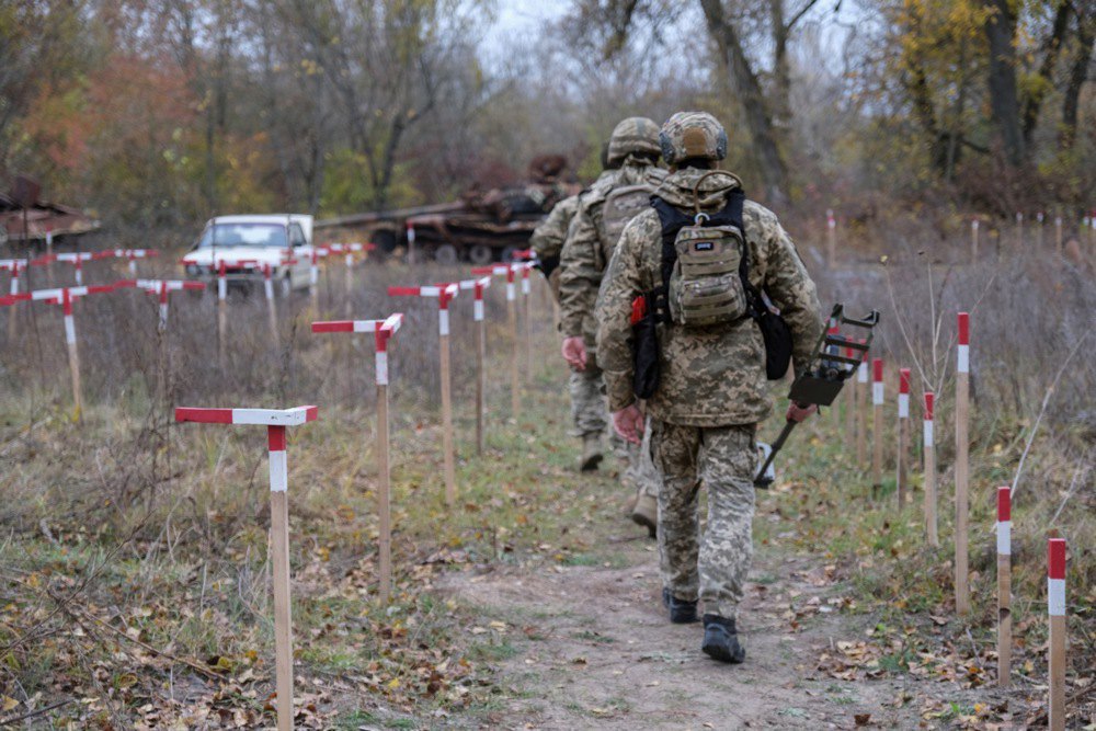 Українські військові сапери проходять навчання у тренувальному центрі Міністерства оборони України в Чернігівській області, 1 листопада 2024 р.