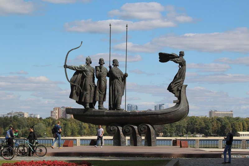 Літописні засновники Києва. Пам’ятник, встановлений до 1500-річчя міста.