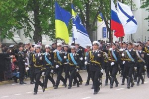 В "Свободе" просят Азарова проверить законность военного парада в Севастополе