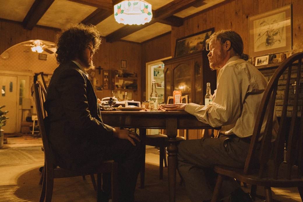 Актори Джессі Племонс та Айдан Делбіс (ліворуч) у фільмі «Бугонія». 