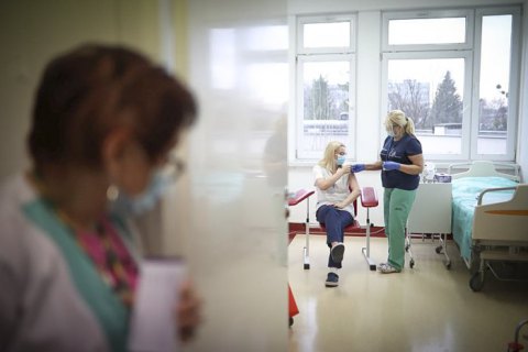 Польща вакцинувала від коронавірусу майже 55% населення
