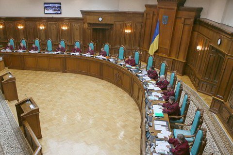 КС признал законной отсрочку внесения изменений в Конституцию в части децентрализации