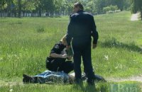 В парке возле станции метро Черниговская в Киеве прохожие обнаружили труп мужчины