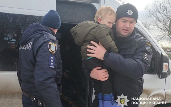 Екіпаж "Білих янголів" евакуював родину з трьома дітьми із прикордоння Сумщини