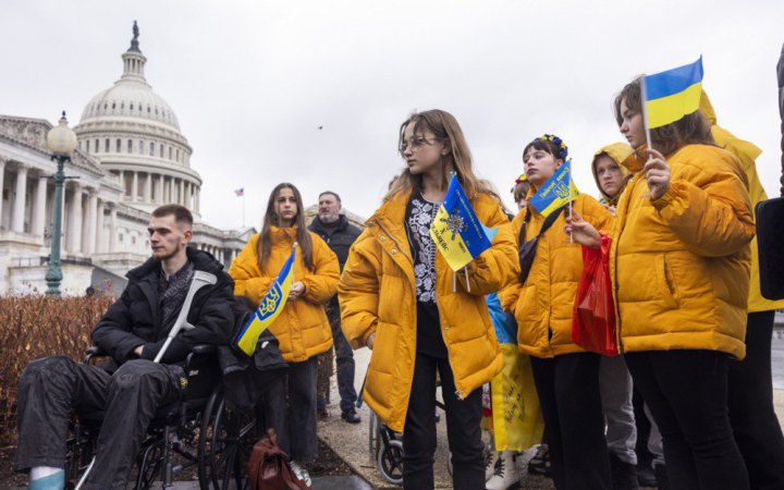 CBS News: США призупинили розгляд заяв від мігрантів з Латинської Америки та України